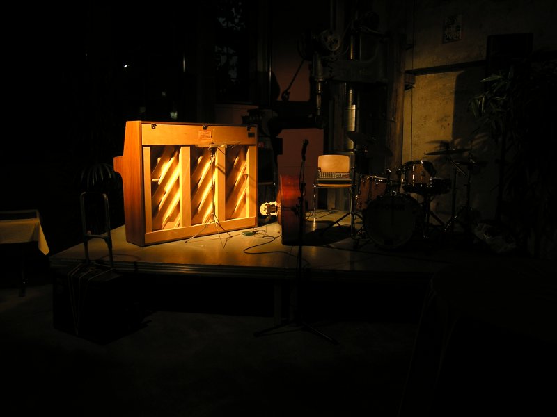 Langnau Jazz Nights 2007: In the small Kupferschmiede, there was a reception. A jazz band entertained the public for a while. The instruments are waiting for their next musicians.