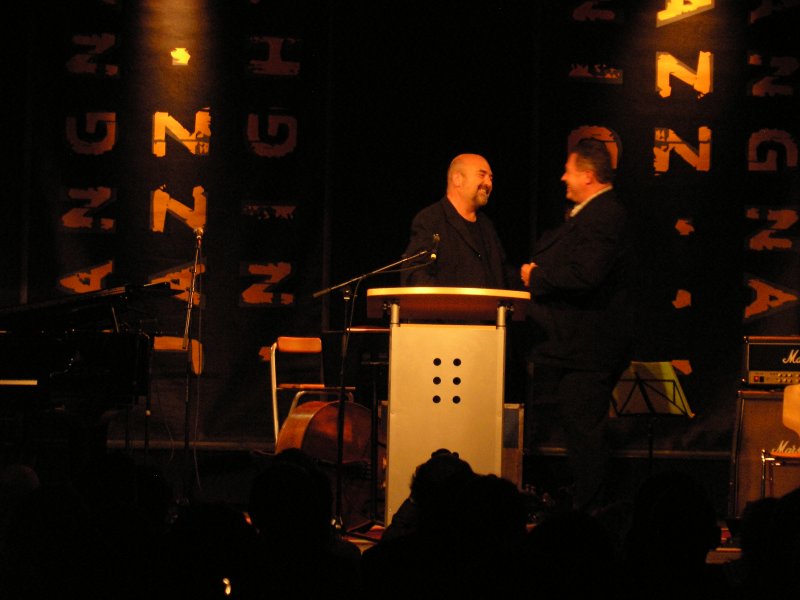 Langnau Jazz Nights 2007: Walter Schmocker welcoming the official guy sent to deliver the culture price 2007 of the canton Bern.