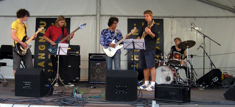 Langnau Jazz Nights 2007: Junior Jazz Meeting on the Viehmarktplatz. July 28th 2007. The Strings: Guitars only.