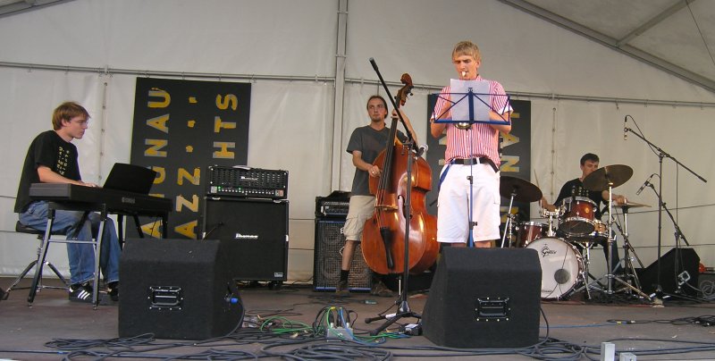 Langnau Jazz Nights 2007: Junior Jazz Meeting on the Viehmarktplatz. July 28th 2007. Candidates of the Jazz School contest: three places for two semesters of basic music school could be won.