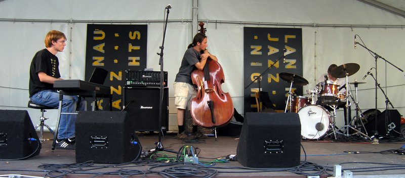 Langnau Jazz Nights 2007: Junior Jazz Meeting on the Viehmarktplatz. July 28th 2007. Candidates of the Jazz School contest: three places for two semesters of basic music school could be won.