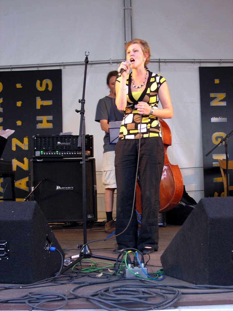 Langnau Jazz Nights 2007: Junior Jazz Meeting on the Viehmarktplatz. July 28th 2007. Candidates of the Jazz School contest: three places for two semesters of basic music school could be won.